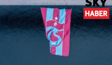 Bordo-mavili bayrak İstanbul Boğazı’nda yerini aldı